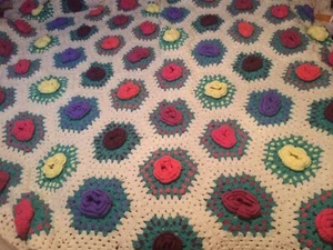 Vintage Handmade Shabby Chic Raised Rose Granny Square Afghan Blanket 106”Wx72”L - Bild 1 von 10