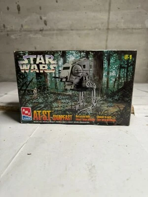 Kit modello AMT ERTL, Star Wars AT-ST Snapfast Wind-Up Action Walker NUOVO - Immagine 1 di 2