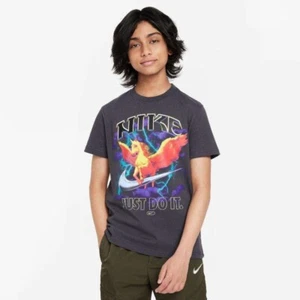 Nike Kids' Sportswear Pegasus Cotton Graphic T-Shirt M - Picture 1 of 3