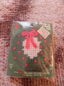 Lona de plástico Nmi Stitch N' Hang, corona de Navidad, tiendas Ames - Imagen 1 de 2