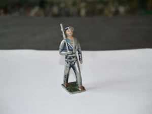 FIGURINE EN ALU MILITAIRE MARIN AU DÉFILÉ FUSIL ÉPAULE  ALU 30 ( CASSE ) - Picture 1 of 1