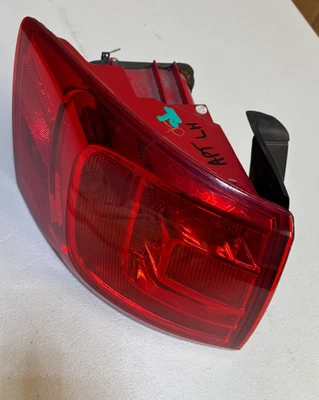 Luz trasera exterior halógena izquierda Volkswagen Jetta 2011-2014 sedán, conductor LH OEM Foto 1 de 4