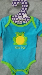 Neu mit Etikett Little Wishes 100 % Baumwolle Baby Junge Kiss Me Frosch kurzärmliger Einteiler süß! - Bild 1 von 8