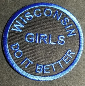 Parche azul bordado Wisconsin Girls Do It Better aprox 3" - Imagen 1 de 2