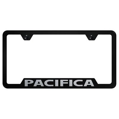 Marco de matrícula recortado con logotipo grabado láser Chrysler Pacifica Foto 1 de 2