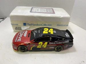 SELTEN 1 von 1.324! HAMILTON KOLLEKTION #24 JEFF GORDON 2013 AARP GEFORMTES AUTO - Bild 1 von 2