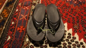 Sandalia de recuperación para mujer OOFOS OOLALA #1400 negra - Imagen 1 de 8