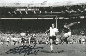 ENGLAND: SIR GEOFF HURST SIGNIERT 6x4 WM 1966 HUT TRICK TOR FOTO + COA - Bild 1 von 1