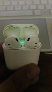 Apple AirPods 1st Generation In-Ear Headsets with Charging Case - White - Zdjęcie 1 z 2