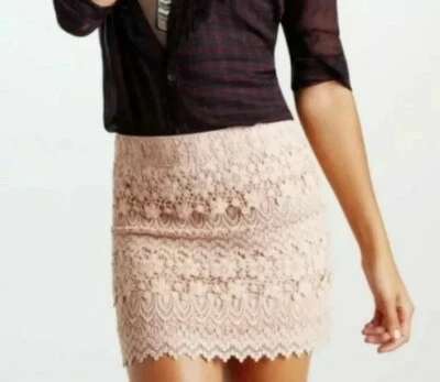 MINIFALDA CORTA AMERICAN EAGLE AE ROSA CLARO CROCHET ENCAJE ESCALONADA talla 2 Foto 1 de 4