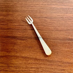 WILLIAM HENRY LEATHER ENGLISH STERLING SILVER & MOTHER PEARL HANDLED CANAPE FORK - Picture 1 of 4