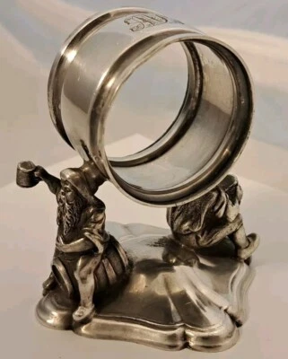 ANTIGUO ANILLO DE SERVILLETA FIGURATIVO PLATEADO 2 ENANOS BARRIL DE CERVEZA BEBIENDO *** Foto 1 de 4