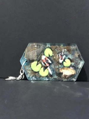 Llavero de resina de estanque Koi peces de resina personalizado hecho a mano Foto 1 de 3