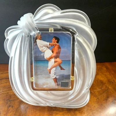 Marco de fotos nudo escultórico vintage posmoderno de vidrio esmerilado MIKASA. Foto 1 de 4