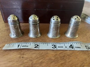 4 S.O.S USA antike Mini gehämmerte Salz und Pfefferstreuer Sterling - Bild 1 von 3
