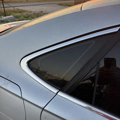 Volkswagen Passat 2020 cuarto lateral derecho panel vidrio con bisel cromado OEM usado Foto 1 de 4