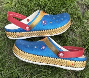 Zueco Crocs Wonder Woman azul Crocband - Unisex. Brillo Hombre-8, Mujer-10. Raro - Imagen 1 de 7
