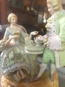 ANTIKE BISKUIT FIGUR - "TEE für ZWEI" ... 7" hoch x 6" breit x 4" tief - Bild 1 von 6