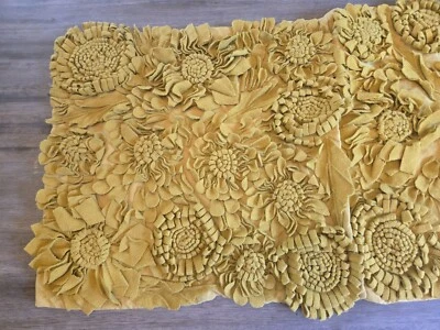 Fundas de almohada Ethan Allen amarillo mostaza 3D flor 20" x 19" Foto 1 de 4