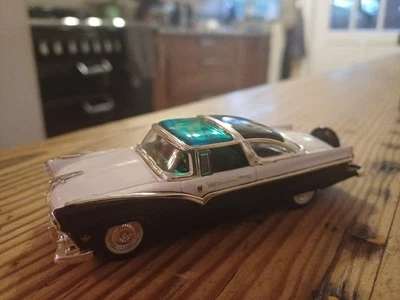 Road Signature Ford Fairlane Crown Victoria Die-cast Model Excellent Condition - Image 1 of 4