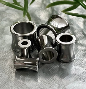 14 Stück Stahl Sattel Tunnel Plugs 8g, 6g, 4g, 2g, 0g, 00g, 1/2" Messgeräte Großhandel - Bild 1 von 4