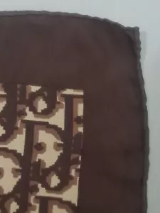 Sciarpa in seta vintage logo Christian Dior stampa firma marrone 72/76 cm - Foto 1 di 9