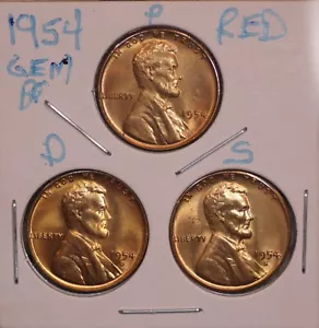 1954 P D S LINCOLN CENT GRANO PENNY 1C GEMMA ROSSA SET BU (3 MONETE) 54700 - Foto 1 di 2