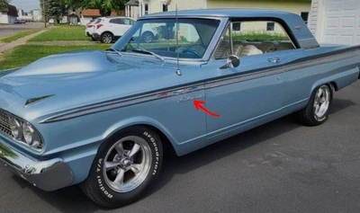 Ford Fairlane Sport 1963 cupé 500 guardabarros emblema LH Foto 1 de 4