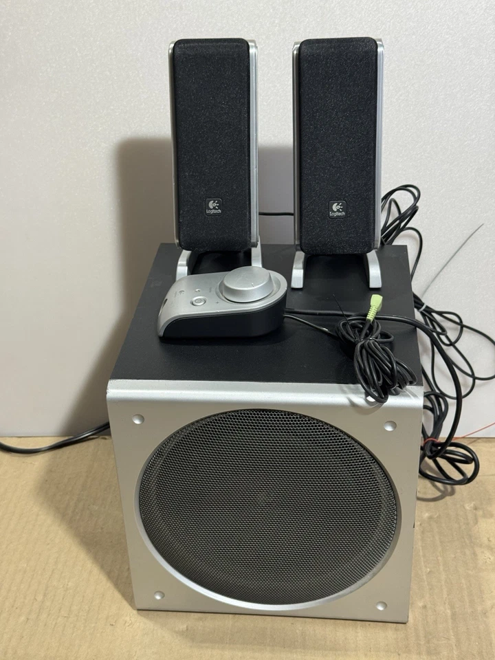 Logitech Z3 Holzmaserung 2.1 Desktop-Lautsprecher Kabelgebunden Fernbedienung Subwoofer FÜR TEILE - Bild 1 von 4
