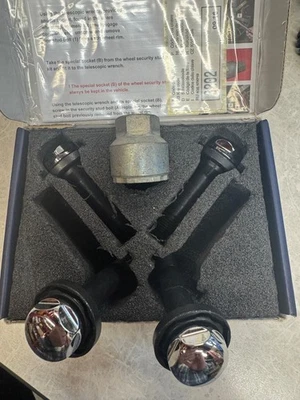 Maserati Locking Lug Security Wheel Bolt Kit OEM **CHROME - NEW IN BOX** Foto 1 de 4