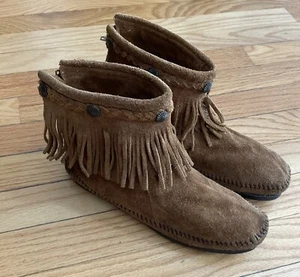Minnetonka Womens Size 8 Brown Suede Fringe Back Zip Ankle Boots Moccasins Shoes - Picture 1 of 10