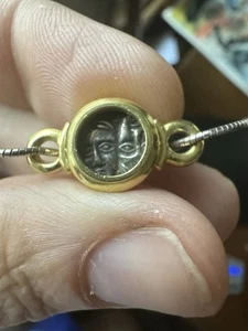 Ciondolo In Oro 18 Kt ed Obolo Ateniese Con I Dioscuri Collana In Argento  - Foto 1 di 10