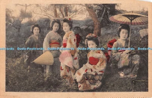 R462506 Japanische Mädchen sitzen im Garten Postkarte - Bild 1 von 4