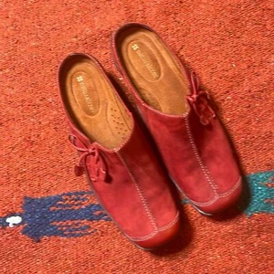 Zuecos sin cordones Naturalizer plisados rojos de gamuza para mujer 7,5 mulas zapatos planos - Imagen 1 de 6