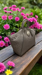 Cartera Raviani en cuero de vaca de cocodrilo gris con concho occidental de cristal completo - Imagen 1 de 6