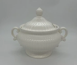 Elegante Vintage weiße Suppenterrine gerippt & mit Füßen 9,75” x 12” - Bild 1 von 8