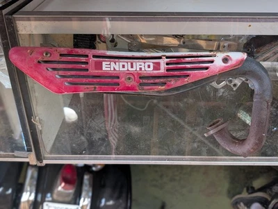 Conjunto silenciador escape 81 Yamaha MX100 Enduro 77-83, 90, 92-00 DT100 RT100 Foto 1 de 4