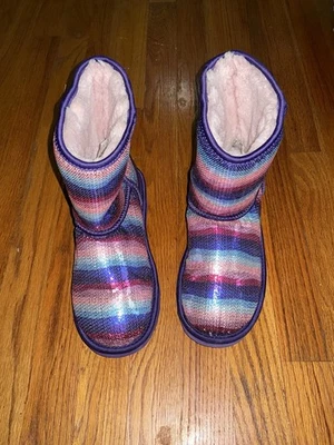 Botas para mujer Ugg clásicas cortas brillantes lentejuelas púrpura arco iris 1103622K talla 6 Foto 1 de 4