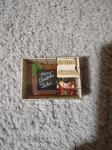 Enesco Feliz Navidad Maestro Adorno Nuevo De Colección 1983 - Imagen 1 de 3