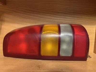 1999-2002 Chevrolet Silverado 1500 RH Tail Light Assembly Fleetside 16524516 - Image 1 of 4
