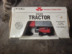 Vintage 1988 Ertl 1/32 scale Massey Ferguson 3050 die-cast Tractor In Box - Picture 1 of 6
