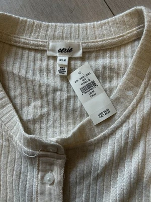 Novo! Cardigã suéter cintilante marfim Aerie. Super macio. Tamanho M - Imagem 1 de 4