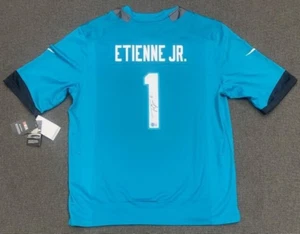 TRAVIS ETIENNE JR. SIGNIERTES AUTO JACKSONVILLE JAGUARS NIKE TRIKOT BAS/BECKETT MIT ETIKETT - Bild 1 von 6