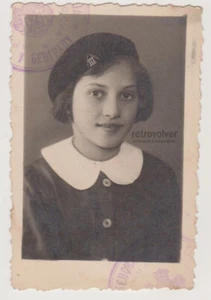 Zeitlose Anmut Schulmädchenportrait in Uniform und bezauberndem Baskenmütze junges Mädchen - Bild 1 von 7