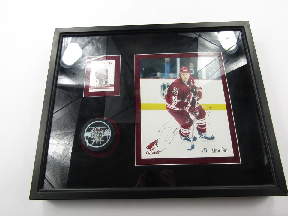 VTG Phoenix Coyotes Shane Doan #19 NHL Hockey Autographed Display & Puck Mancave - Image 1 of 4