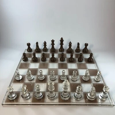 Juego de ajedrez epoxi de lujo. Tablero de ajedrez - Tablero de ajedrez epoxi hecho a mano marrón y transparente Foto 1 de 4