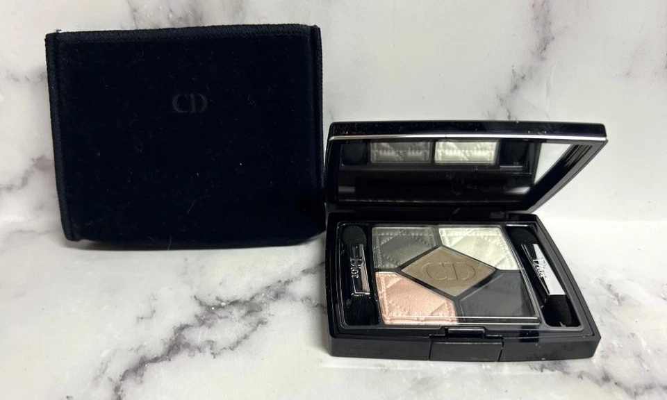 Paleta de sombras de ojos Christian Dior 5 colores 056 BAR con bolsa de terciopelo 0,21 oz. Foto 1 de 1