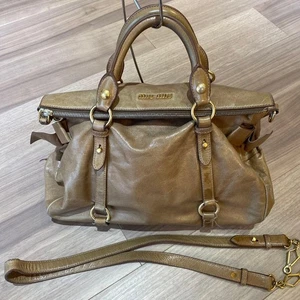 Borsa Miu Miu Vitello Lux a nastro laterale in pelle di lusso con dettaglio nastro firmato - Foto 1 di 12