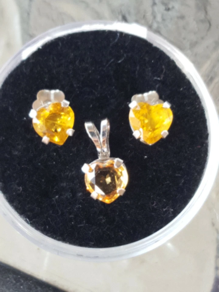 Pendientes y colgantes de oro blanco macizo de 10kt con corte corazón de citrino  Foto 1 de 4