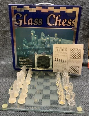 Elegante juego de ajedrez, hecho de vidrio macizo Foto 1 de 4